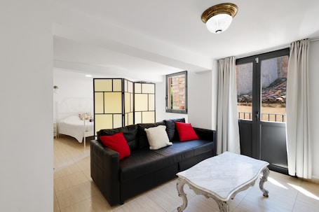 TV. Apartment 'Wonderful Loft Centre' with Balcony, Wi-Fi and Air Conditioning