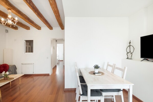 Dining - Apartment 'Cozy Centre Manresa' with Private Terrace, Wi-Fi and Air Conditioning (Manresa)