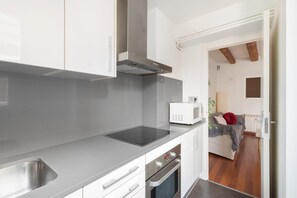 Fridge, microwave, oven, stovetop - Apartment 'Cozy Centre Manresa' with Private Terrace, Wi-Fi and Air Conditioning (Manresa)