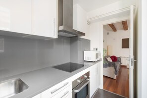 Fridge, microwave, oven, stovetop - Apartment 'Cozy  Centre Manresa' with Private Terrace, Wi-Fi and Air Conditioning (Manresa)