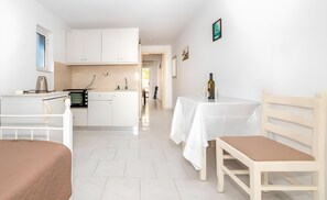 Kühlschrank, Herdplatte, Wasserkocher, Toaster