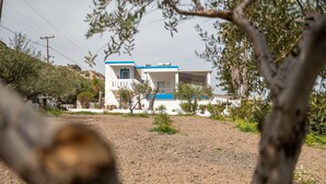 A modern building with a flat roof, a large window, and a door. - Traditional Κefalos Apt with Wooden Ceilings (Kos)