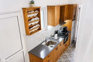 Fridge, stovetop, electric kettle, toaster - Traditional Κefalos Apt with Wooden Ceilings (Kos)