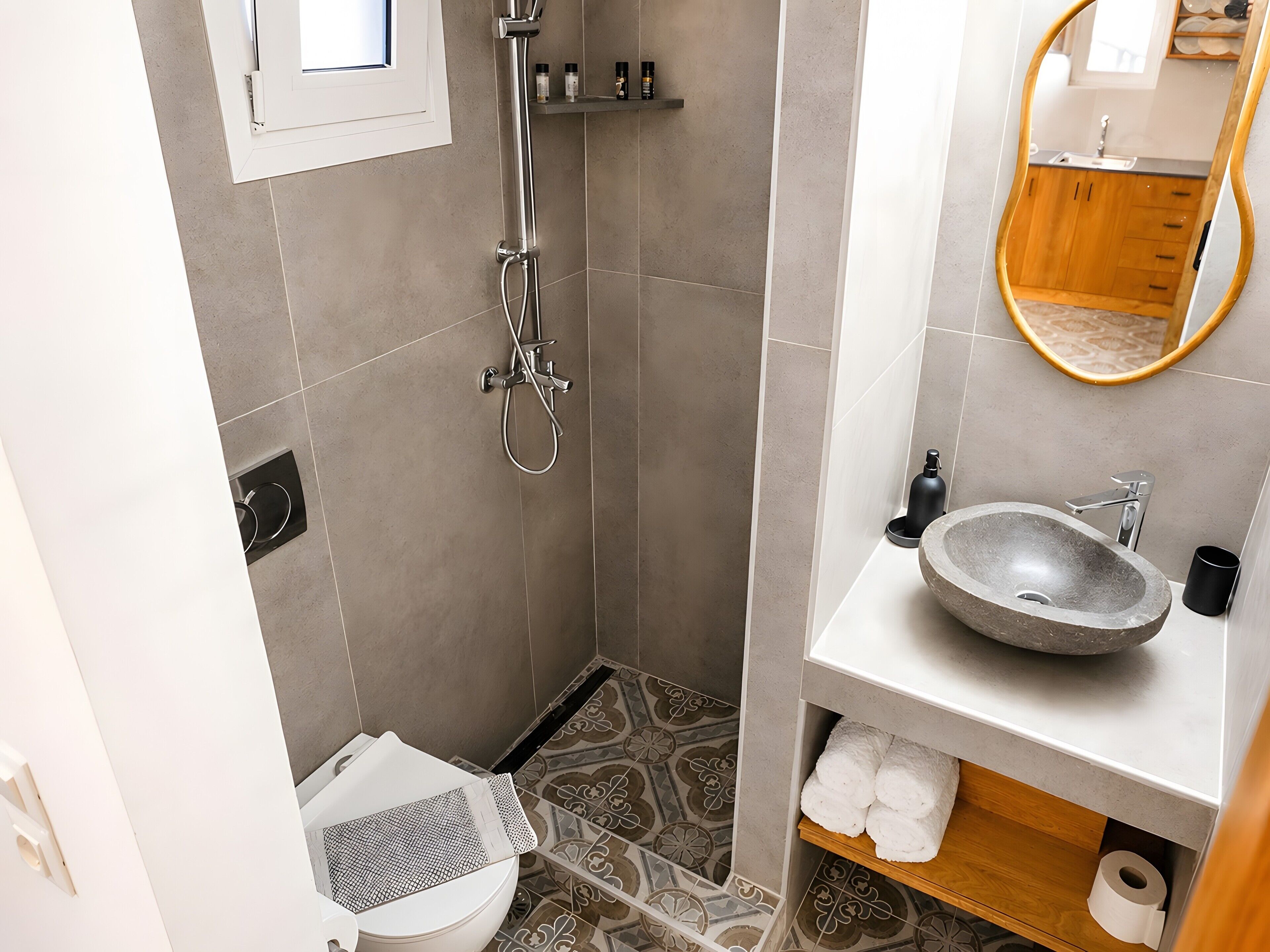 Douche, sèche-cheveux, serviettes fournies