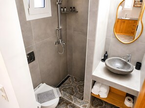 Shower, hair dryer, towels - Traditional Κefalos Apt with Wooden Ceilings (Kos)