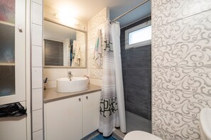 Shower, hair dryer, towels