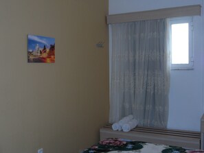 1 slaapkamer, een strijkplank/strijkijzer, gratis wifi, beddengoed