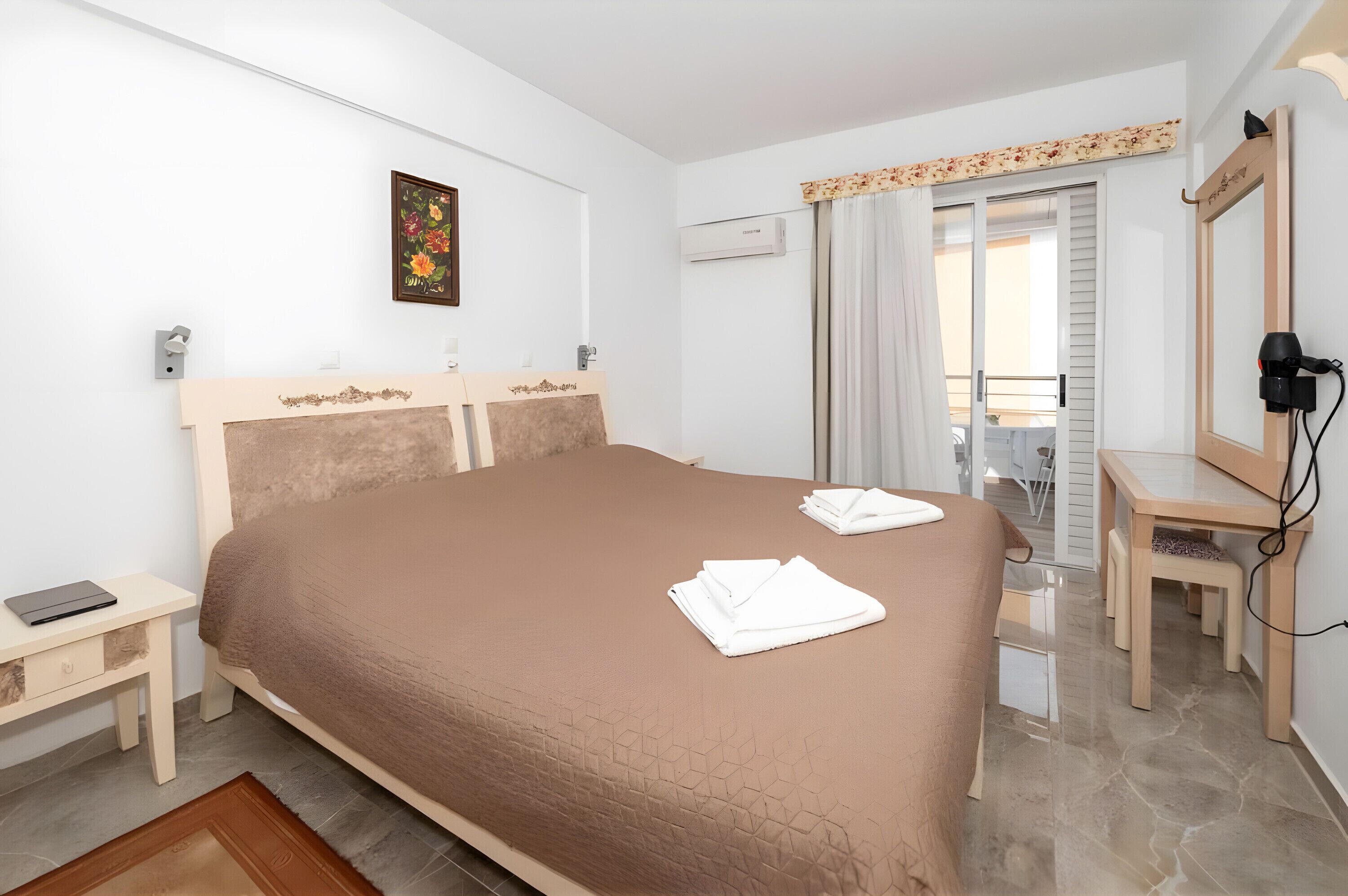 1 slaapkamer, een strijkplank/strijkijzer, gratis wifi, beddengoed