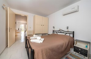 1 habitación, tabla de planchar con plancha, wifi gratis y ropa de cama