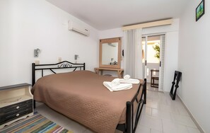 1 slaapkamer, een strijkplank/strijkijzer, gratis wifi, beddengoed