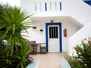 Outdoor dining - Apartment 'No 4' with Sea View, Wi-Fi and Air Conditioning (Kos)