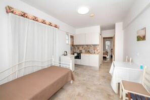 1 chambre, fer et planche à repasser, Wi-Fi gratuit, draps fournis