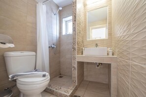 Shower, hair dryer, towels - Holiday Home 'Two Bedroom' with Sea View, Wi-Fi and Air Conditioning (Kos)