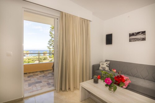 Holiday Home 'Two Bedroom' with Sea View, Wi-Fi and Air Conditioning