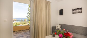 Holiday Home 'Two Bedroom' with Sea View, Wi-Fi and Air Conditioning