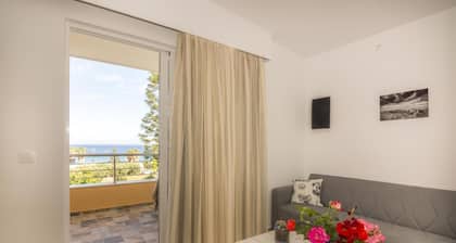 Holiday Home 'Two Bedroom' with Sea View, Wi-Fi and Air Conditioning