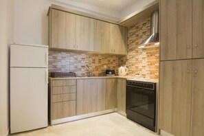 Kühlschrank, Ofen, Herdplatte, Wasserkocher