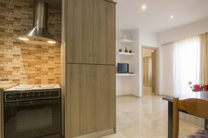 Refrigerador, horno, parrilla de estufa y tetera eléctrica 