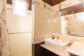 Shower, hair dryer, towels - Holiday Home 'Two Bedroom' with Sea View, Wi-Fi and Air Conditioning (Kos)