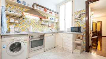 KĂŒhlschrank, Mikrowelle, Herdplatte, GeschirrspĂŒler