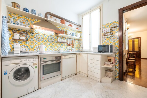 Réfrigérateur, micro-ondes, plaque de cuisson, lave-vaisselle