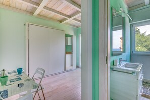 Fridge, stovetop, coffee/tea maker, cookware/dishes/utensils - Studio Apartment 'Loft Grecale' with Wi-Fi and Air Conditioning (Rio Marina)