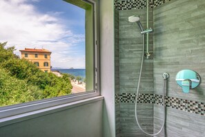 Shower, hair dryer, towels - Studio Apartment 'Loft Grecale' with Wi-Fi and Air Conditioning (Rio Marina)