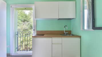 KylskÄp, spishÀll, kaffe- och tebryggare och grytor/köksredskap