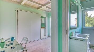 Réfrigérateur, plaque de cuisson, cafetiÚre/bouilloire