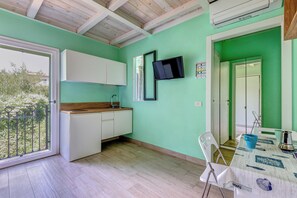 冷蔵庫、コンロ、コーヒー / ティーメーカー、調理器具と食器