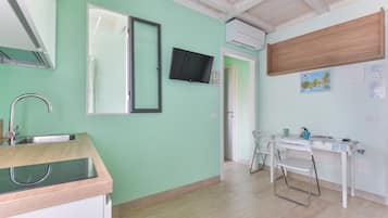 KylskÄp, spishÀll, kaffe- och tebryggare och grytor/köksredskap