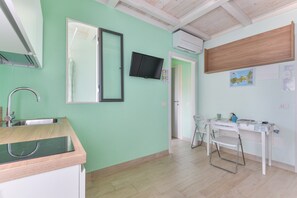 Réfrigérateur, plaque de cuisson, cafetière/bouilloire