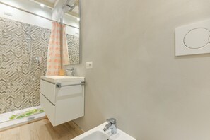 Een douche, een haardroger, handdoeken