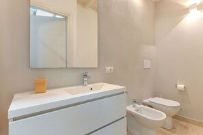Een douche, een haardroger, handdoeken