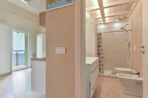 Douche, sèche-cheveux, serviettes fournies