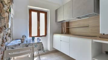 Frigorifero, piano cottura, macchina per tè/caffè