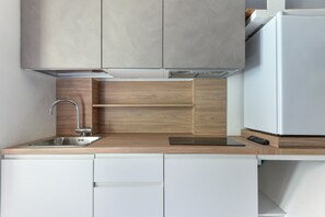 Refrigerador, parrilla de estufa y cafetera y tetera 