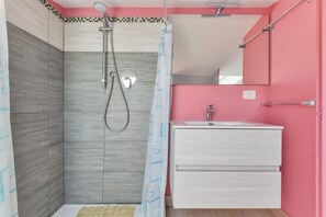 Een douche, een haardroger, handdoeken