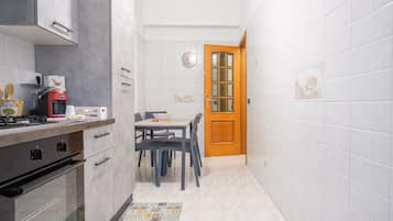 Kühlschrank, Ofen, Herdplatte, Wasserkocher mit Kaffee-/Teezubehör