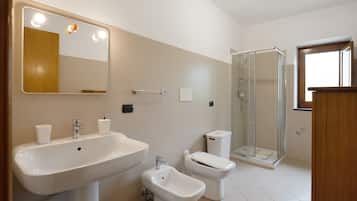 Douche, sèche-cheveux, serviettes fournies