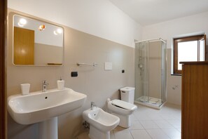 Een douche, een haardroger, handdoeken