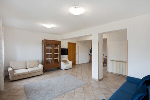 TV - Apartment 'Procida Vista Cortile' with Shared Garden and Wi-Fi (Agerola)