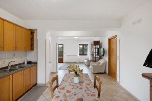 Interior - Apartment 'Procida Vista Cortile' with Shared Garden and Wi-Fi (Agerola)