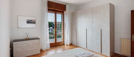 3 室のベッドルーム、WiFi (無料)、ベッドシーツ