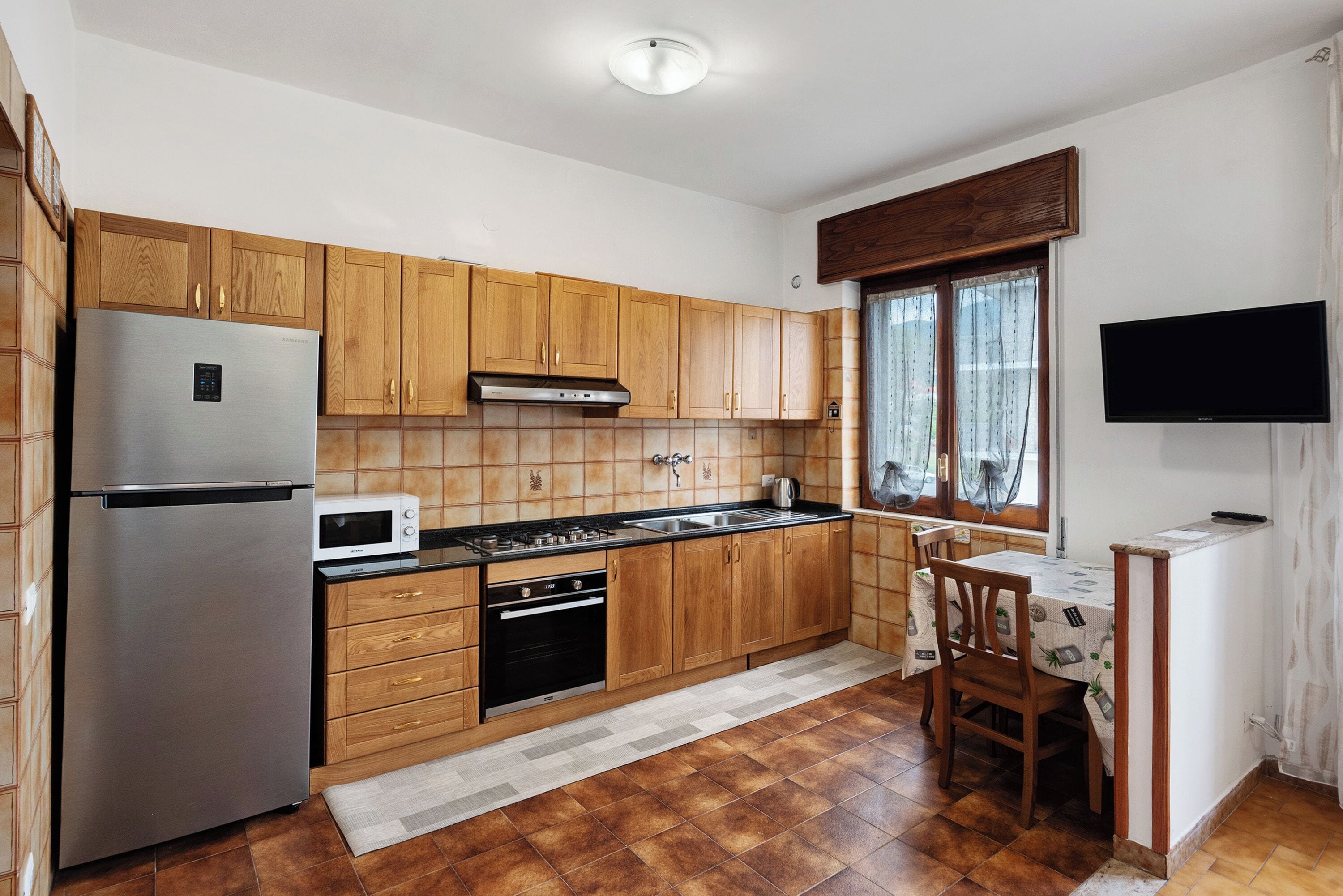 Køleskab, mikrobølgeovn, ovn, kogeplade