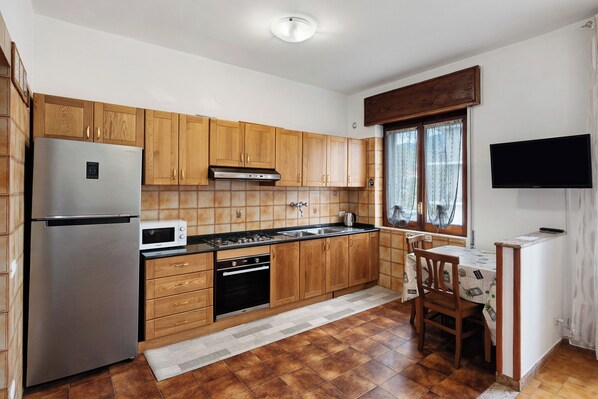 冷蔵庫、電子レンジ、オーブン、コンロ