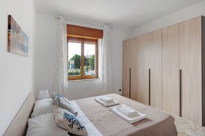 2 عدّة غرف نوم وواي فاي مجانًا وملاءات أسرّة