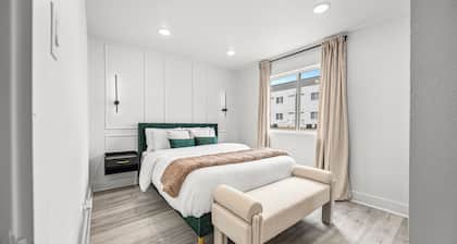 Downtown Luxury Retreat -- Sofa bed + Bart cart + Towel Warmer + Washer/Dryer