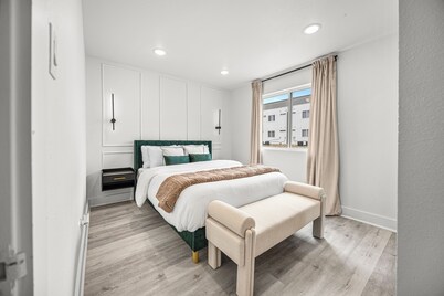 Downtown Luxury Retreat -- Sofa bed + Bart cart + Towel Warmer + Washer/Dryer