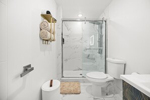 Hårføner, håndklær, såpe og toalettpapir